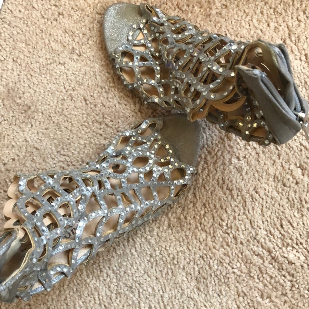 Sandle with heel